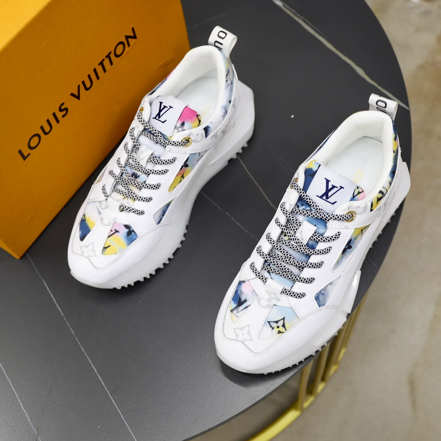 Ex-factory price: 462💰🙅‍♂️🙅‍♂️🙅‍♂️ Brand: LV Louis Vuitton Standard code: 38-44 (45 customized) Grade: Same as the official website Material: Original material splicing Comfortable and breathable lining Lightweight and wear-resistant sports outsole Style category: Men's fashionable casual shoes Running sneakers Distinguished luxury brand elements Top luxury Color: actual picture color